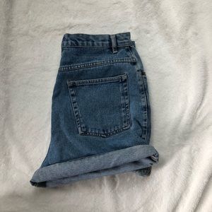 Light wash rolled jean shorts